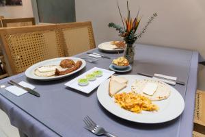 麦德林Hotel Alcaravan Medellín的一张蓝色桌子,上面放着食物板