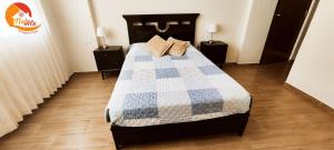 塔克纳NatAle Residencial - Departamento Segundo Piso con cochera的一间卧室配有一张带蓝色和白色被子的床