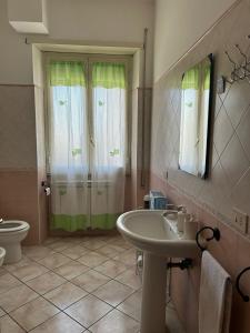 坎帕尼亚诺·迪罗马Mary T House的一间带水槽和卫生间的浴室