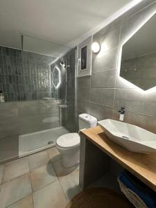 拉纳卡克拉萨斯海滩酒店的浴室配有盥洗盆、卫生间和浴缸。