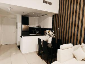 迪拜1BHK luxury Apartment with Marina veiw的厨房以及带桌椅的用餐室。