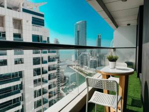 迪拜1BHK luxury Apartment with Marina veiw的市景阳台配有桌椅。
