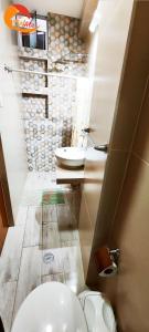 塔克纳NatAle Residencial - Departamento Primer Piso con cochera的一间带卫生间和水槽的浴室