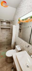 塔克纳NatAle Residencial - Departamento Primer Piso con cochera的浴室配有白色卫生间和盥洗盆。