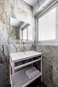 Giv‘atayimSirkin 16 Hotel - Autonomous hotel的浴室设有白色水槽和镜子