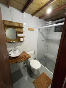 João PessoaSÍTIO CAPÃO DO MEL的浴室配有卫生间、盥洗盆和淋浴。