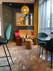 巴黎贝斯维斯特阿尔格鲁内申酒店的配有桌椅和镜子的房间