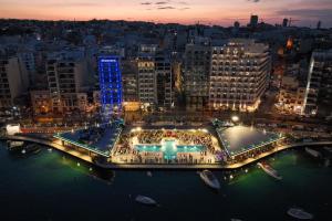 斯利马Brand New 2 Bed 2 Bath Apartment In Sliema By The Sea的夜晚城市的空中景观