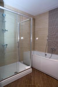 萨拉热窝Hotel R的带淋浴和浴缸的浴室