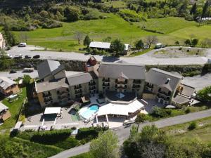 勒洛泽于拜Hotel-Restaurant La Lauzétane的享有带游泳池的房屋的空中景致