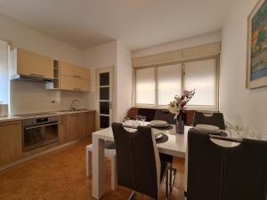 普拉Ferienwohnung für 4 Personen ca 64 qm in Pula, Istrien Istrische Riviera - b61675的厨房以及带桌椅的用餐室。