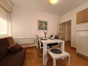 普拉Ferienwohnung für 4 Personen ca 64 qm in Pula, Istrien Istrische Riviera - b61675的客厅配有白色的桌子和椅子