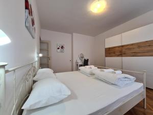 普拉Ferienwohnung für 4 Personen ca 64 qm in Pula, Istrien Istrische Riviera - b61675的白色墙壁客房的两张床