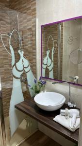 昆卡阿罗加敏托图里斯莫奈壶卡酒店 的一间带水槽和镜子的浴室