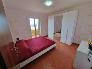 希拉Casa Vacanze Matteotti di Scilla的一间卧室配有一张带红色毯子的床