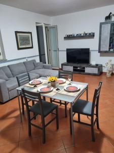 希拉Casa Vacanze Matteotti di Scilla的客厅配有桌椅和沙发