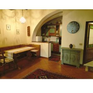 蒙特普齐亚诺法布罗尼公寓的厨房配有桌子和墙上的时钟