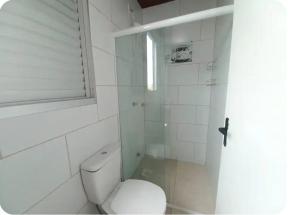 弗洛里亚诺波利斯Loft pé na areia的白色的浴室设有卫生间和窗户。