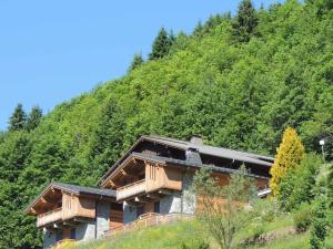 莱热Chalet Les Gets, 5 pièces, 6 personnes - FR-1-598-24的山边的房子