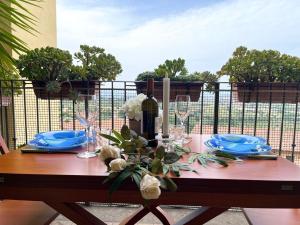 马利亚诺因托斯卡纳Ferienwohnung für 4 Personen ca 40 qm in Magliano in Toscana, Toskana Maremma的一张木桌,配有一瓶葡萄酒和玻璃杯