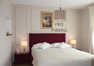 希贝尼克Karmelita's place的一间卧室配有一张床,上面有免费停车位标志