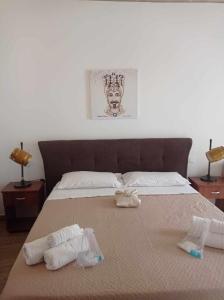 法维尼亚纳casa vacanze pupo 2.0的一间卧室配有一张床,上面有两条毛巾