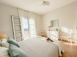 萨尔雷Papaya Apartments Boa Vista的白色的卧室设有床和窗户
