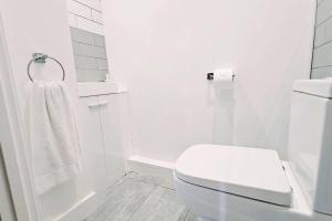 法纳姆Oakdale at Weavers Yard No2的白色的浴室设有卫生间和淋浴。