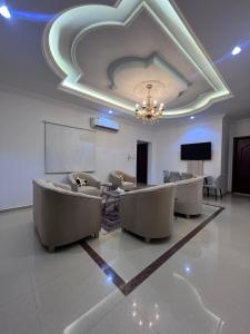 吉达شقق جدة دستنيشن的一间配有沙发、一张桌子和天花板的客房