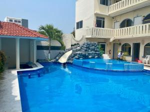 韦拉克鲁斯Hotel Playa de Oro - Enfrente de WTC y Plazas Comerciales的度假村内带滑梯的游泳池