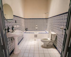 瓜达拉哈拉Coliving Chingon的一间带卫生间和水槽的浴室