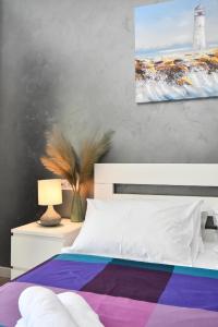 格拉达茨Nettes Appartement in Gradac mit Terrasse的卧室配有一张床,墙上挂有绘画作品