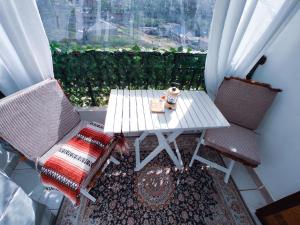 内罗毕The Crooner Lounge的美景阳台配有一张桌子和两把椅子