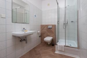 加茨比亚格拉Dom Wczasowy Zew Morza的浴室配有卫生间、盥洗盆和淋浴。