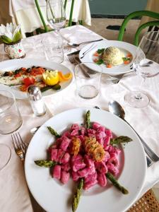博尔戈马内罗拉莫韦德酒店的一张白色桌子,上面放着食物板