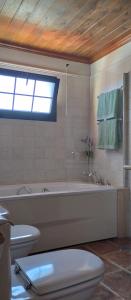 罗萨里奥港AKASHA的带浴缸、卫生间和盥洗盆的浴室