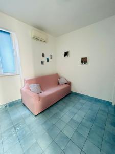 维耶特里Sun Home的白色的客房设有窗户,配有粉红色的沙发