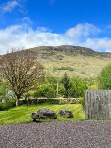 克里安拉利Ferienhaus für 6 Personen ca 100 qm in Crianlarich, Schottland Loch Lomond and the Trossachs Nationalpark的享有带围栏和岩石的山景