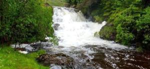 克里安拉利Ferienhaus für 6 Personen ca 100 qm in Crianlarich, Schottland Loch Lomond and the Trossachs Nationalpark的河中瀑布