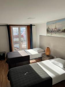 里斯本Lisbonaccommodation的酒店客房设有三张床和窗户。