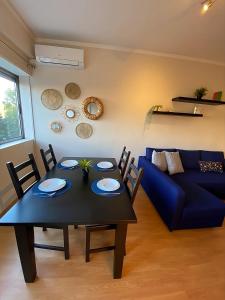 里斯本Columbano's House - Apartment in Central Lisbon的客厅配有桌子和蓝色沙发