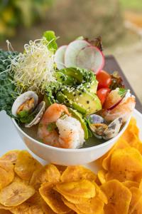图里亚尔瓦Hotel Rivel - Restaurant & Nature Retreat的一小盘带虾、蔬菜和薯条的食物
