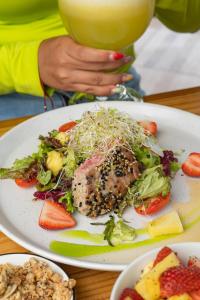 图里亚尔瓦Hotel Rivel - Restaurant & Nature Retreat的盘子上的食物,有沙拉和肉
