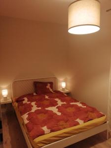 普瓦维Czartoryskich 7 - parking w cenie -的一间卧室配有一张带红白色棉被的床