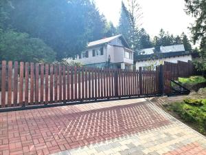 卡尔帕奇Domki pod Cisem的房屋前的木栅栏