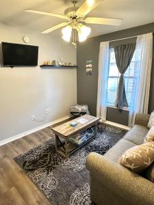 Destin Daydream 1 mile from beach and free parking的休息区