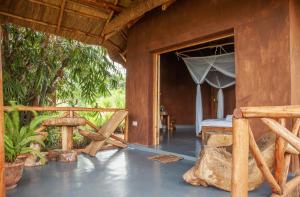 RwinkwavuRutete Eco Lodge的一间设有床铺和开放式门的房间