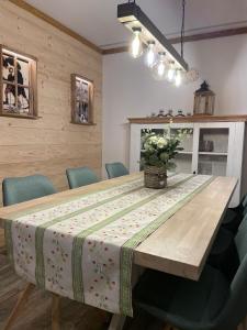 阿尔恩布鲁克5 Sterne Ferienwohnung Zirbe mit eigener Infrarotsauna und Whirlpoolbadewanne的一间带木桌和蓝色椅子的用餐室