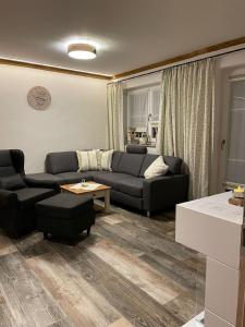 阿尔恩布鲁克5 Sterne Ferienwohnung Zirbe mit eigener Infrarotsauna und Whirlpoolbadewanne的客厅配有沙发和桌子