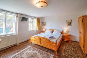 Wanzer阿兰布利克旅馆的一间卧室设有木床和2个窗户。